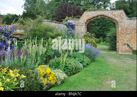Jardins de Château de Broughton historique près de Banbury dans l'Oxfordshire. Bastion royaliste de la guerre civile anglaise Banque D'Images