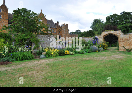 Maison et jardins de Château de Broughton historique près de Banbury dans l'Oxfordshire. Bastion royaliste de la guerre civile anglaise Banque D'Images