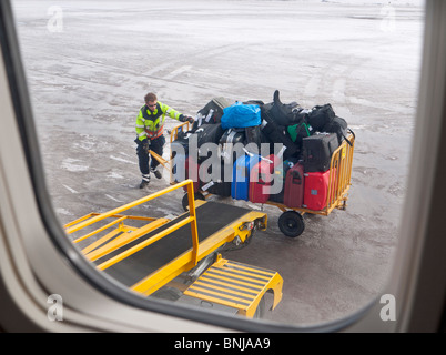 Un employé de l'aéroport charge les passagers en cas d'un avion à l'aéroport de Kiruna. Banque D'Images