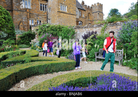 Les visiteurs dans les jardins du château de Broughton historique près de Banbury dans l'Oxfordshire. Bastion royaliste de la guerre civile anglaise Banque D'Images