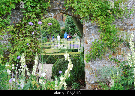 Jardins de Château de Broughton historique près de Banbury dans l'Oxfordshire. Bastion royaliste de la guerre civile anglaise Banque D'Images