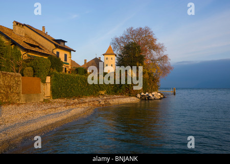 Saint Prex Suisse Canton de Vaud Lac Léman lake maisons Maisons de village plage mer crépuscule soir lumière automne Banque D'Images