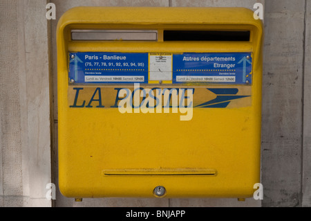 La Poste aux lettres jaune, en français La Poste, Paris, France Banque D'Images