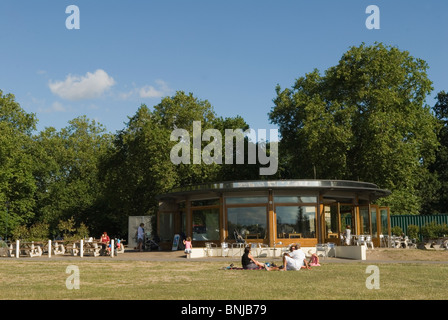 South London Peckham Rye Park et des groupes de cafés de la région se trouvent à l'extérieur sur l'herbe, l'été à Londres.2010, 2010s Royaume-Uni Banque D'Images