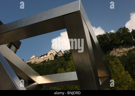 Bâtiment Fürstentum Liechtenstein château de Vaduz moderne sculpture ancienne nouvelle montagne art culture Banque D'Images