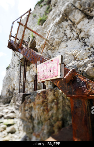 Des mesures très corrodées et ruines remontant une falaise de craie est Freshwate Bay, île de Wight Banque D'Images