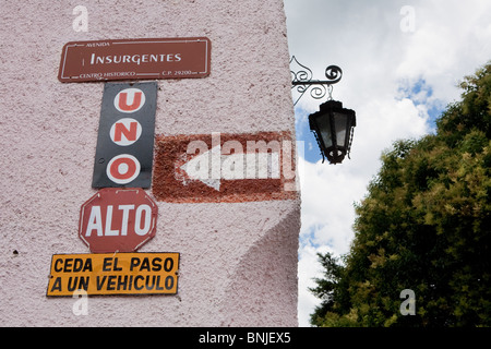 Les plaques de rue classique sur les coins de San Cristobal de las Casas rues Banque D'Images