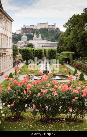 Salzbourg, Autriche, Europe. Vue sur le palais Mirabell rose jardins à Schloss Le château de Hohensalzburg. Banque D'Images