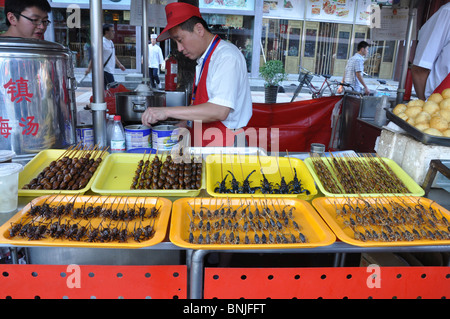 Les insectes sur les brochettes étant vendus comme collations dans le marché de rue de Beijing Banque D'Images