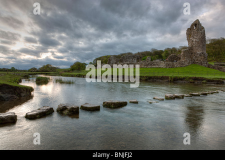 Stepping Stones et Château de Ogmore. Le Pays de Galles. L'Europe Banque D'Images