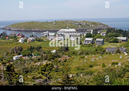 Maine coast île Monhegan artist colony New England USA port à distance la flotte de pêche hauturière du homard bateaux village ville Banque D'Images