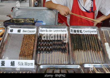 Zhenwumiao Road 1, marché alimentaire nocturne, Beijing, Chine. Les insectes à vendre Banque D'Images