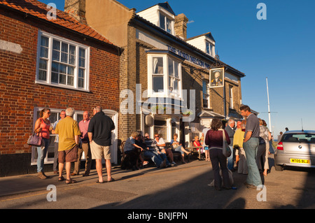 Le Lord Nelson Pub avec les clients à l'extérieur, à Southwold, Suffolk , Bretagne , France Banque D'Images