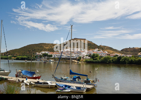 À l'égard Sanlucar de Guadiana Andalousie, Espagne à partir de Alcoutim. La rivière forme une frontière naturelle entre l'Espagne et le Portugal Banque D'Images