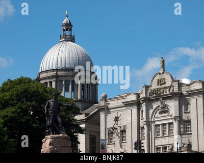 Statue de William Wallace et His Majesty's Theatre à Aberdeen, Écosse Banque D'Images