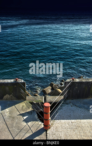 Mur du port et mer calme Banque D'Images