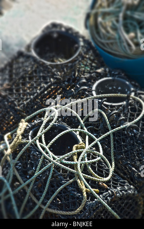 Les filets de pêche et des paniers de crabe avec corde de pêcheur Banque D'Images