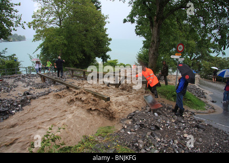 La Suisse Oberland Bernois la tempête orage roseaux Bach-pont en pierre d'inondation d'assurance d'assurance de la nature de l'eau Banque D'Images