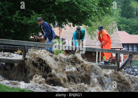 La Suisse Oberland Bernois la tempête orage roseaux Bach-pont en pierre d'inondation d'assurance d'assurance de la nature de l'eau Banque D'Images