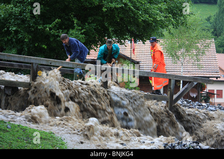 La Suisse Oberland Bernois la tempête orage roseaux Bach-pont en pierre d'inondation d'assurance d'assurance de la nature de l'eau Banque D'Images