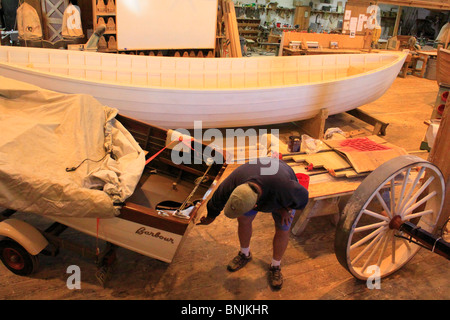 Artisan travaille dans le Harvey W. Smith Centre Motomarines, Caroline du Maritime Museum, Beaufort, North Carolina, USA Banque D'Images