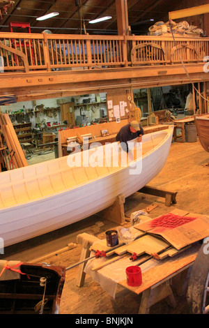 Artisan travaille dans le Harvey W. Smith Centre Motomarines, Caroline du Maritime Museum, Beaufort, North Carolina, USA Banque D'Images