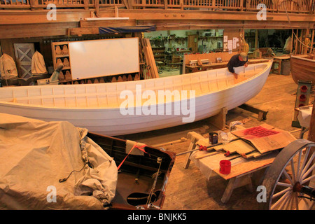 Artisan travaille dans le Harvey W. Smith Centre Motomarines, Caroline du Maritime Museum, Beaufort, North Carolina, USA Banque D'Images