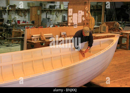 Artisan travaille dans le Harvey W. Smith Centre Motomarines, Caroline du Maritime Museum, Beaufort, North Carolina, USA Banque D'Images