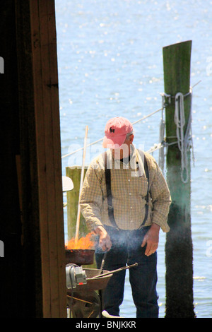 Artisan travaille dans le Harvey W. Smith Centre Motomarines, Caroline du Maritime Museum, Beaufort, North Carolina, USA Banque D'Images