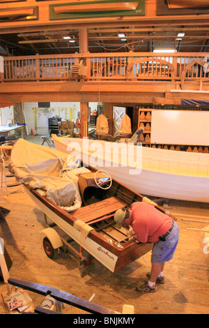 Artisan travaille dans le Harvey W. Smith Centre Motomarines, Caroline du Maritime Museum, Beaufort, North Carolina, USA Banque D'Images