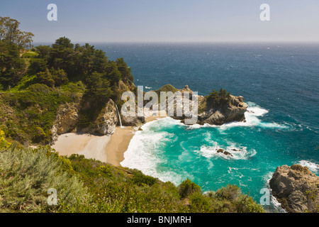 McWay Falls à Julia Pfeiffer Burns State Park le long de la Rt1 dans Big Sur, sur la côte Pacifique de la Californie Banque D'Images