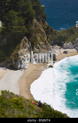 McWay Falls à Julia Pfeiffer Burns State Park le long de la Rt1 dans Big Sur, sur la côte Pacifique de la Californie Banque D'Images