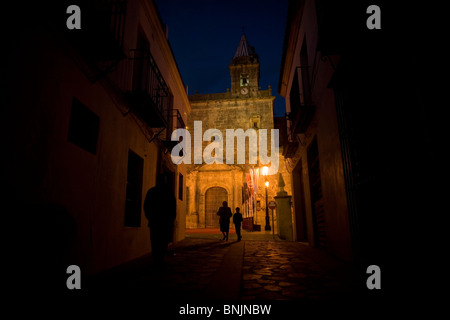 Les gens marchent dans une rue de village Espera, province de Cadix, Andalousie, Espagne, le 31 mars 2010 Banque D'Images