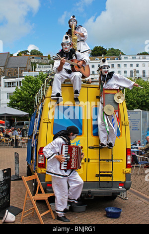 Les artistes de la Troupe de Pierrot Pier fait écho à exécuter la musique chant et danse sur le front de mer de Torbay Torquay Banque D'Images