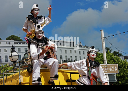 Les artistes de la Troupe de Pierrot Pier fait écho à exécuter la musique chant et danse sur le front de mer de Torbay Torquay Banque D'Images