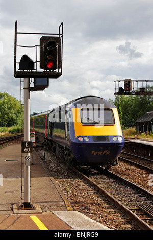 First Great Western 125 TVH High Speed train quittant la gare d'Exeter St Davids Banque D'Images