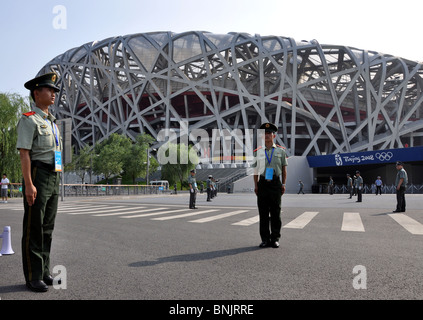 Deux policiers guard oiseaux nichent Stade Olympique, Beijing, Chine Banque D'Images