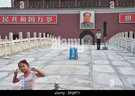 Pose de l'enfant chinois à l'entrée de la Cité Interdite, la Place Tiananmen, Pékin, Chine Banque D'Images