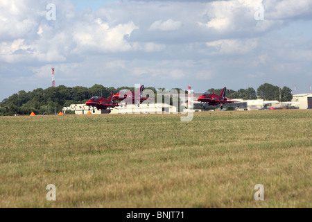 Des flèches rouges qui décolle de RAF Fairford Gloucestershire. Royal International Air Tattoo 2010. RIAT Banque D'Images