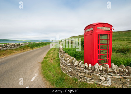 Une résidence typique de la cabine téléphonique rouge sur la petite île de Rousay, Orkney. Banque D'Images