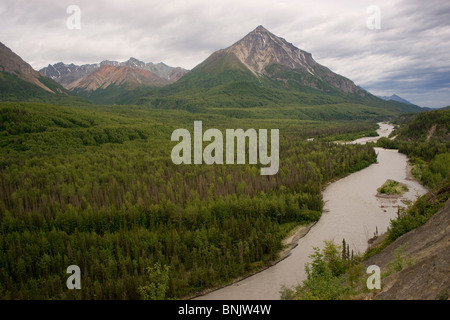 La Matanuska rivière traverse l'Alaska aux montagnes Chugach en arrière-plan Banque D'Images