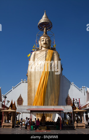 Statue de Bouddha Doré géant dans wat indrawiharn Bangkok Thaïlande Banque D'Images