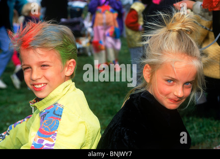 Garçon et fille habillé avec des cheveux et visages peints sur les droits de l'été, jour de fête en Suède Banque D'Images