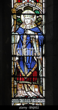 Une fenêtre en vitraux d'Edward Frampton représentant Saint Wulstan, évêque de Worcester AD 1062, église paroissiale de Saint James le Grand, Sniterfield Banque D'Images