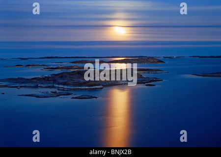 Îles Rocheuses de Stora Nassa dans archipel de Stockholm de nuit avec la pleine lune qui reflète l'ensemble de la mer Baltique Banque D'Images