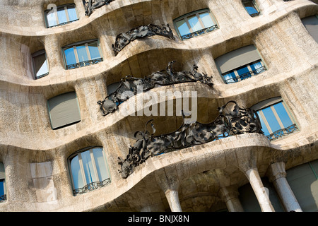 Façade de La Pedrera ou Casa Mila, maison conçue par le célèbre architecte Antoni Gaudi, Barcelone, Espagne Banque D'Images