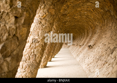 Détail d'une allée dans le parc Guell, un parc conçu par Antoni Gaudi, Barcelone, Espagne Banque D'Images