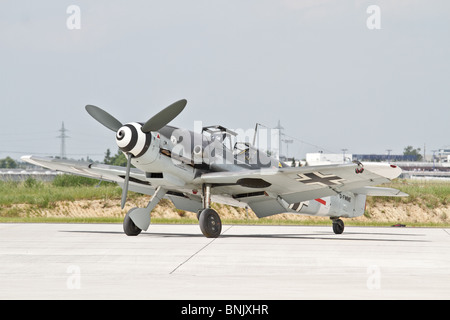 Messerschmitt Bf 109 (original) sur la piste. Vue latérale avant. Banque D'Images