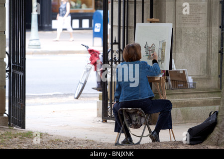 Une femme artiste qui travaille à l'extérieur peinture d'une scène en face de son point de vue, à côté de la rue High Street à Princeton, New Jersey, USA Banque D'Images