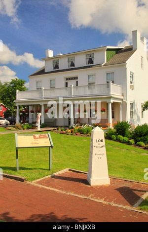 Casselman Inn et mile marker pour l'ancienne route Nationale, Rehoboth beach, Maryland Banque D'Images